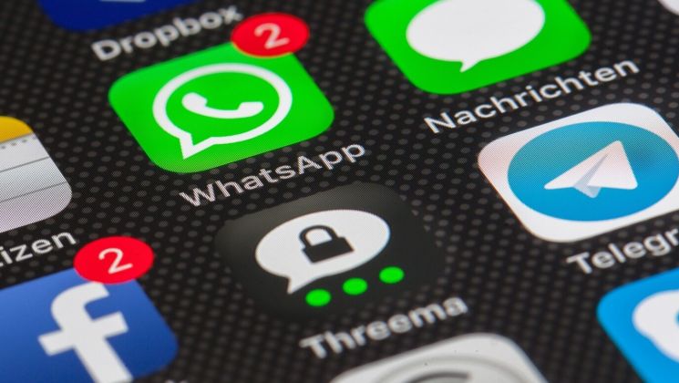 Nahaufnahme verschiedener Messenger-App-Symbole auf einem Smartphone, darunter WhatsApp, Telegram und Threema, die verschiedene Kommunikationsmöglichkeiten zeigen.