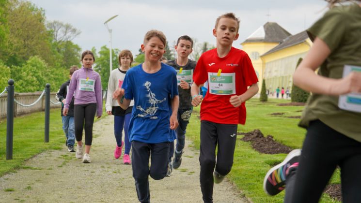 Eine Gruppe laufender Kinder mit Startnummern