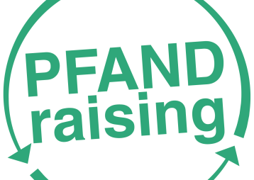 Ein kreatives Logo, das das Wort 'PFANDraising' in großen Buchstaben zeigt, um den Fokus auf nachhaltige Rückgabe und Recycling zu lenken.