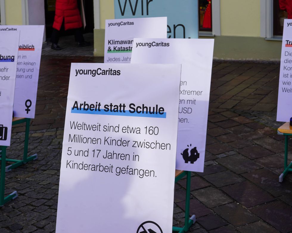 Plakate von youngCaritas zum Thema Kinderarbeit und deren Auswirkungen auf Kinder zwischen 5 und 17 Jahren.