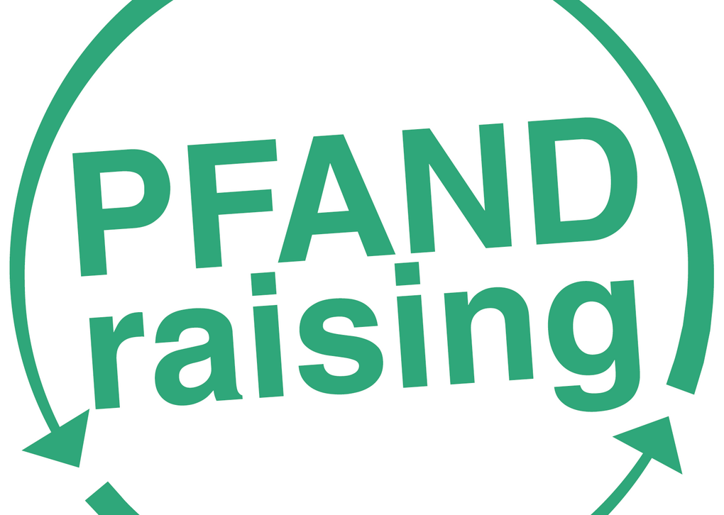 Ein kreatives Logo, das das Wort 'PFANDraising' in großen Buchstaben zeigt, um den Fokus auf nachhaltige Rückgabe und Recycling zu lenken.